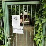 Rekreacni Na Fotbalovem Stadionu אתר קמפינג סנץ