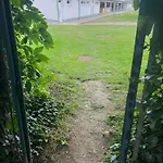 אתר קמפינג Rekreacni Na Fotbalovem Stadionu סנץ